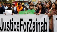 Saya hanya ingin keadilan. Itu saja. Saya tidak memiliki Zainab di sisi saya lagi, kata ibu Zainab sambil terisak tangis. (Foto: Dok. REUTERS/Akhtar Soomro)