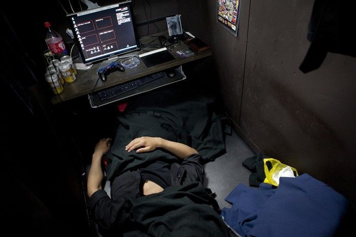 Orang Jepang tinggal di warnet. Foto: istimewa Orang Jepang tinggal di warnet. Foto: istimewa