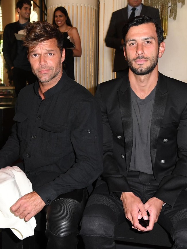 Pelantun  Livin la Vida Loca itu sudah mengaku penyuka sesama jenis sejak 2010 silam. Sejak lama ia sudah digosipkan gay, namun Ricky sempat menolaknya. Akhirnya di 2010, Ricky membuat pernyataan resmi bahwa dia gay.  Foto: dok. Getty Images