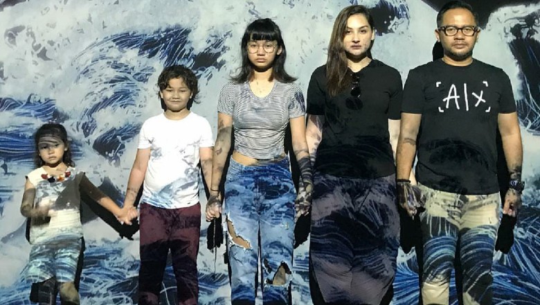 Liburan ke Bali, Mona Ratuliu dan Anak-anak Sibuk Belajar Surfing Liburan ke Bali, Mona Ratuliu dan Anak-anak Sibuk Belajar Surfing