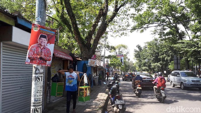Bawaslu Jabar Minta Pemda Tertibkan Poster Balon yang Gagal Maju