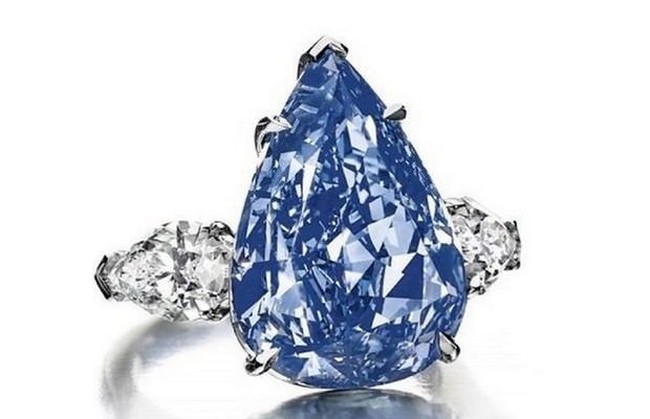 Cincin dengan berlian biru kembali masuk dalam deretan daftar cincin berlian paling mahal di dunia. Harga cincin berlian ini mencapai US$ 23,8 juta atau sekitar Rp 318 miliar. Berlian biru yang menghiasi cincin ini beratnya mencapai 13,22 karat dan termasuk yang terbesar di dunia untuk sebuah berlian berwarna biru. Foto: Ist.