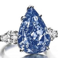 Cincin dengan berlian biru kembali masuk dalam deretan daftar cincin berlian paling mahal di dunia. Harga cincin berlian ini mencapai US$ 23,8 juta atau sekitar Rp 318 miliar. Berlian biru yang menghiasi cincin ini beratnya mencapai 13,22 karat dan termasuk yang terbesar di dunia untuk sebuah berlian berwarna biru. Foto: Ist.