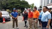 Sandiaga didampingi oleh Kepala Satpol PP Yani Wahyu dan Sekda Saefullah.