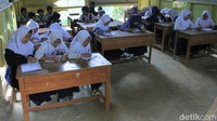 Siswa kelas VIII terpaksa belajar di ruang kelas dengan kondisi yang rusak sangat parah, Jumat (12/1/2018).