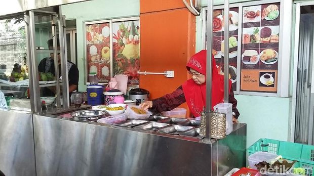 Pedagang warung nasi naikkan harga
