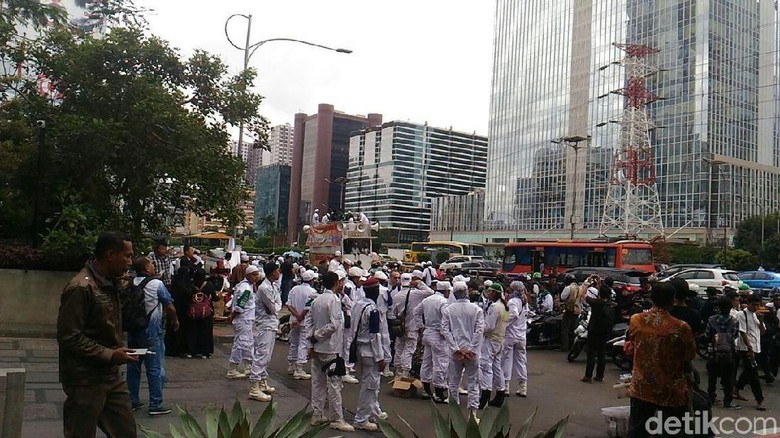 Titip Surat di Kantor Facebook, Massa FPI Membubarkan Diri Titip Surat di Kantor Facebook, Massa FPI Membubarkan Diri