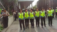 Deretan Polwan yang berjaga di depan para satpam yang mengenakan peci (Foto: Samsudhuha Wildansyah/detikcom)