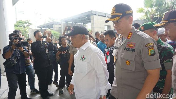  Massa Front Pembela Islam (FPI) dan sejumlah ormas lainnya berdemo di depan kantor Facebook, Jumat (12/1/2018)