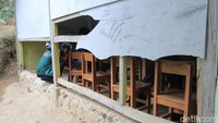 Bahkan dinding belakang ruang kelas itu pun hampir jebol.