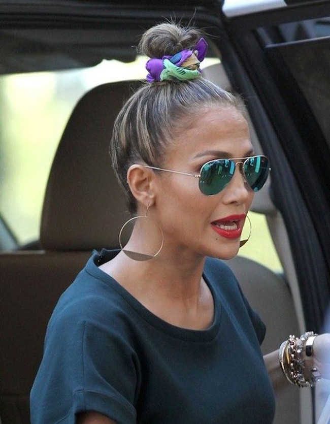 Scrunchies atau ikat rambut dari kain sempat jadi tren di era 90-an. Kini model ikat rambut satu ini kembali digunakan banyak bintang Hollywood. Seperti Jennifer Lopez yang membentuk hair-bun menggunakan scrunchies warna-warni. Foto: istimewa