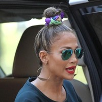 Scrunchies atau ikat rambut dari kain sempat jadi tren di era 90-an. Kini model ikat rambut satu ini kembali digunakan banyak bintang Hollywood. Seperti Jennifer Lopez yang membentuk hair-bun menggunakan scrunchies warna-warni. Foto: istimewa