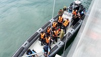 Susi juga mendapatkan Brevet dari TNI AL yang dilakukan di dalam kapal selam yang sedang melaut. Istimewa/IG @budikaryas.
