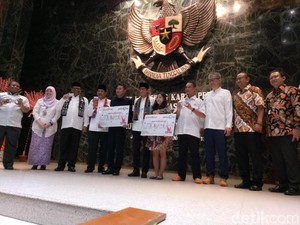 Sandiaga Luncurkan Kartu Pekerja DKI, Buruh Gratis Naik TransJ