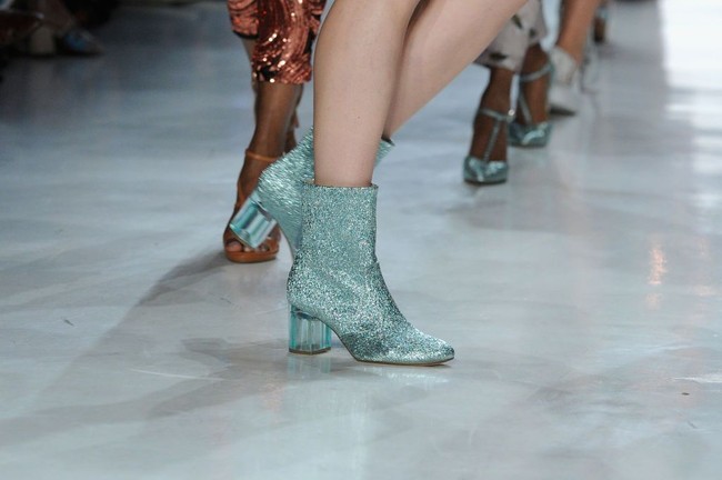 Glitter, glitter, dan glitter. Sepatu maupun sandal beraksen glitter adalah pilihan sempurna buatmu untuk tampil stand out di pesta. Foto: Getty Images