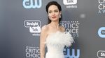 Angelina Jolie Ceria Banget di Critics Choice Awards