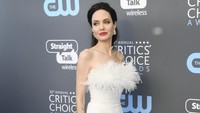 Angelina Jolie saat menghadiri acara Critics Choice Awards di Barker Hangar, California, AS pada Kamis (11/1) waktu setempat. Frazer Harrison/Getty Images.