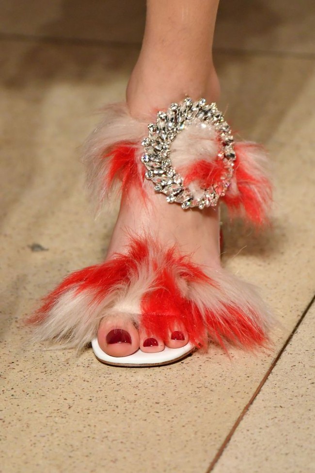 Tali, buckle dan berbagai hiasan pada sepatu akan membuat penampilanmu langsung menonjol dan fashionable. Pilih yang warnanya paling mencolok untuk tampil total. Foto: Getty Images