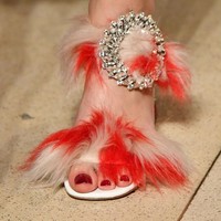 Tali, buckle dan berbagai hiasan pada sepatu akan membuat penampilanmu langsung menonjol dan fashionable. Pilih yang warnanya paling mencolok untuk tampil total. Foto: Getty Images