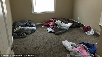 Rumah tersebut hanya berisi kasur lipat dan beberapa kursi. Seorang pekerja sosial melaporkan kondisi itu ke sebuah organisasi Humble Design yang menangani kasus keluarga, untuk diminta membantu Daeyers dan ibunya. (Foto: Dailymail)