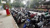 Selain terdapat bangunan semi permanen, gerobak jualan dilengkapi tenda berdiri di bahun jalan.
