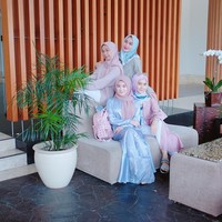 Ini merupakan momen ketika Ayana Jihye Moon menghabiskan waktu berlibur di Bandung bersama Dian Pelangi dan Lulu Elhasbu. Lihat gaya hijab mereka yang serba pastel dan simpel membuat penampilan tampak semakin feminin. (Dok. Instagram @dianpelangi)