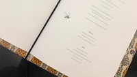 Buku menu jadi hal penting dalam restoran. Tapi di Gucci Osteria buku menunya tampak simpel. Nama makanan tercetak dalam kertas putih polos. Foto: Instagram