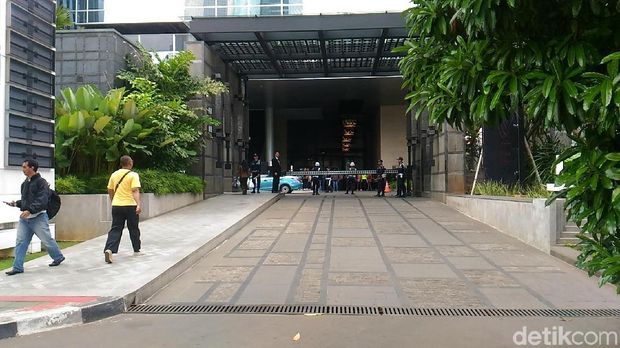  Kantor Facebook di Capital Place dijaga ketat jelang demo massa FPI, Jumat (12/1/2018)