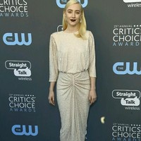 Saoirse Ronan mencuri atensi dengan gaun Michael Kors. Foto: Getty Images