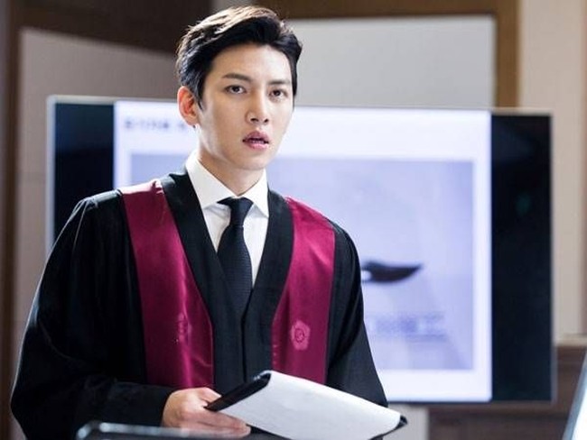 Aktor tampan Ji Chang Wook juga sukses mencuri atensi para penggemar drama Korea saat dirinya berperan sebagai jaksa di drama Suspicious Partner. Foto: Istimewa