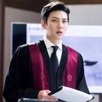 Aktor tampan Ji Chang Wook juga sukses mencuri atensi para penggemar drama Korea saat dirinya berperan sebagai jaksa di drama Suspicious Partner. Foto: Istimewa