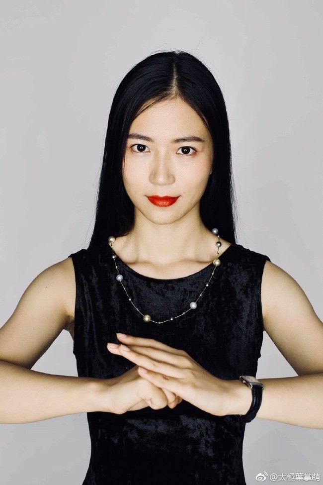 Mengenakan gaun tanpa lengan bernuansa hitam dan pulasan lipstik merah, Ye pun tampak memikat. Foto: Weibo