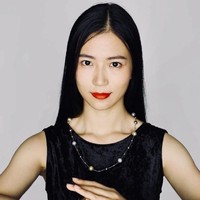 Mengenakan gaun tanpa lengan bernuansa hitam dan pulasan lipstik merah, Ye pun tampak memikat. Foto: Weibo