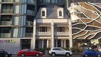 Rumah ini tak dijual si pemiliknya dan harus berdiri sejajar dengan bangunan lainnya. Boredpanda/Istimewa.