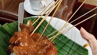 Pasti sudah tahu kan ini apa? Ya, sate padang! Bumbunya yang hangat dan kental sangat menggoyang lidah. Foto: Instagram yukikt