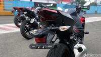 Desain tangki bensin Kawasaki Ninja 250 juga tampil lebih kurus. Maklum, kapasitas tangki motor ini berkurang dari 17 liter menjadi 14 liter. Bobot motor jadi berkurang.
