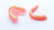 Waduh! Pria China Tak Sengaja Menelan Gigi Palsunya Saat Makan