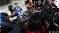 Ruben Onsu sudah diperbolehkan pulang dari rumah sakit hari ini. Foto: Ruben Onsu dan Sarwendah (Hanif/detikHOT)