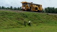Pilihan dimulai bangun di Kabupaten Barru, karena proses bebas lahan paling mudah dan cepat di Kabupaten Barru ketimbang Pemda lainnya. Warga setempat mendukung keberadaan jalur rel ini. Djoko Setijowarno/Masyarakat Transportasi Indonesia (MTI).
