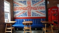 Ini dia salah satu area yang bisa Anda jadikan tempat bersantai. Dengan nuansa warna merah dan biru! Ada miniatur telepon umum juga ya. Foto: dok. detikFood/Lusiana Mustinda