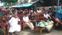 Foto: Kegiatan bersih-bersih ini diinisiasi oleh warga Kampung Pesisir dengan nama OK Cleanup Day. Fotografer: Mochammad Zhacky/detikcom