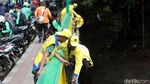 Perjuangan Petugas Bina Marga Mempercantik Jembatan