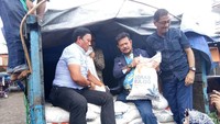 Ketiganya memeriksa karung beras di Pasar Terong dengan menaiki mobil truk yang mengangkut karung beras.