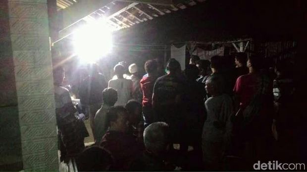 Warga berjubel di lokasi pembunuhan di Magetan/