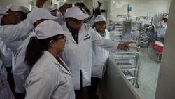 Menkes Cek Pabrik Vaksin Difteri di Bandung, Stok Dipastikan Aman Menkes Cek Pabrik Vaksin Difteri di Bandung, Stok Dipastikan Aman