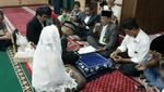 Foto Ijab Kabul Pernikahan Tahanan Kasus Narkoba di Masjid Polres