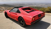 meski tidak membuang ciri khasnya dengan tetap mempertahankan desain lamanya, bisa dipastikan Ferrari GTS ini telah membuang mesin V8 yang sudah menemani perjalanan sejak 42 tahun silam. Foto: Pool (Motor1)