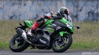Untuk urusan kecepatan, di trek lurus pun motor ini enak dibuat ngebut. Kecepatan di atas 150 km/jam tembus sebelum masuk tikungan pertama.