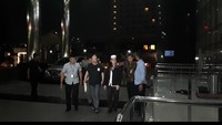 Fredrich Yunadi dijemput paksa tim KPK di sebuah tempat di Jakarta Selatan Jumat (13/1) jelang tengah malam. (Faiq-detikcom)