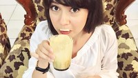 Kali ini ia sedang nyeruput Teh Talua. Minuman khas di daerah minang adalah Teh Talua! Jujur aku suka!! Jd pingin deh apalagi hujan2 gini di Jakarta, tulis akun instagram @yukikt. Foto: Instagram yukikt